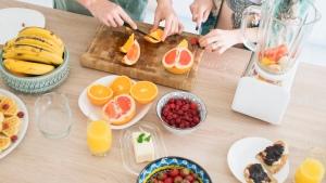Eating nutritious food is one of the seven healthy habits for working from home as a freelancer. 